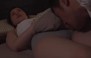 3 ngày chồng yêu đi công việc, bà xã ở nhà nữa đêm bị bố anh xã mò vào phòng