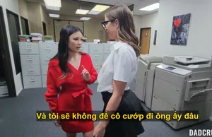Bố dượng may mắn chịch cùng lúc con búp bê và em trợ lý riêng