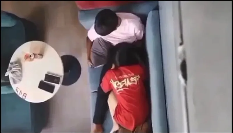 Quay lén em ghệ mút bú cho gấu nơi công cộng