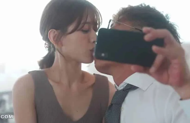 Thấy người vợ hơi lạ, chồng xem điện thoại cô vợ và thấy cảnh xxx với tiền bối của mình